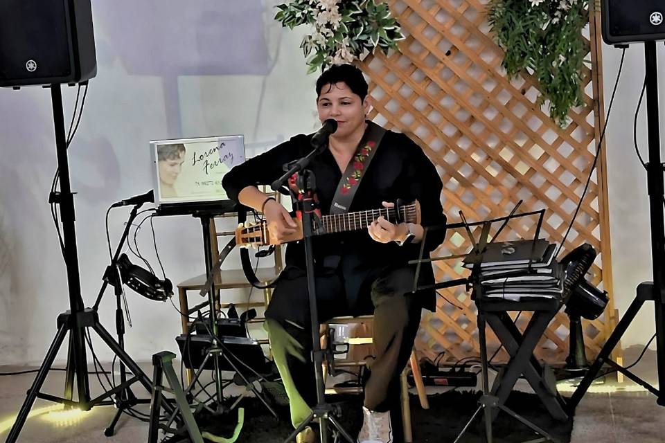 Lorena Ferraz | Voz e Violão