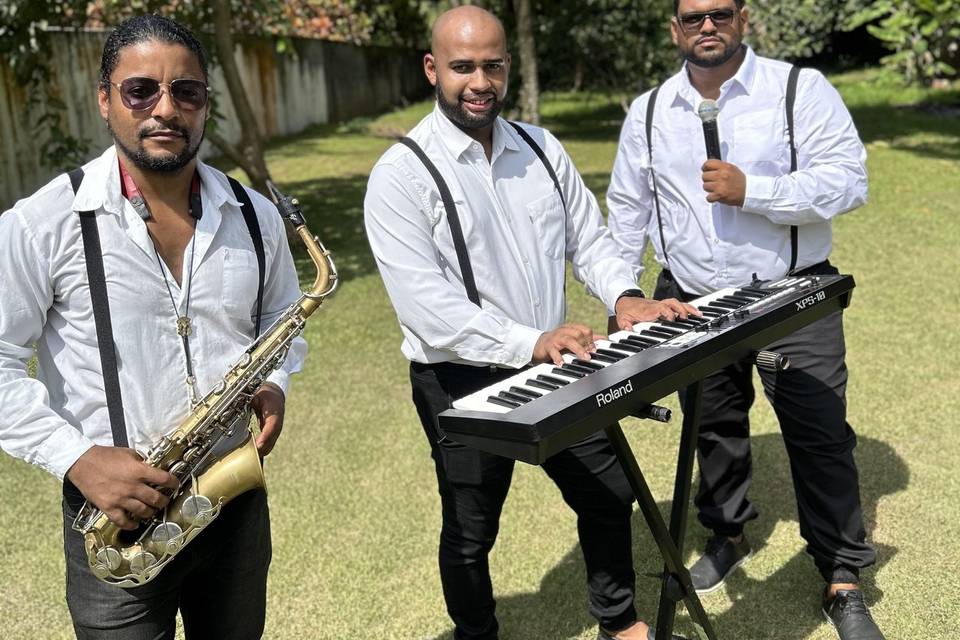 Trio: Sax, teclado e cantor