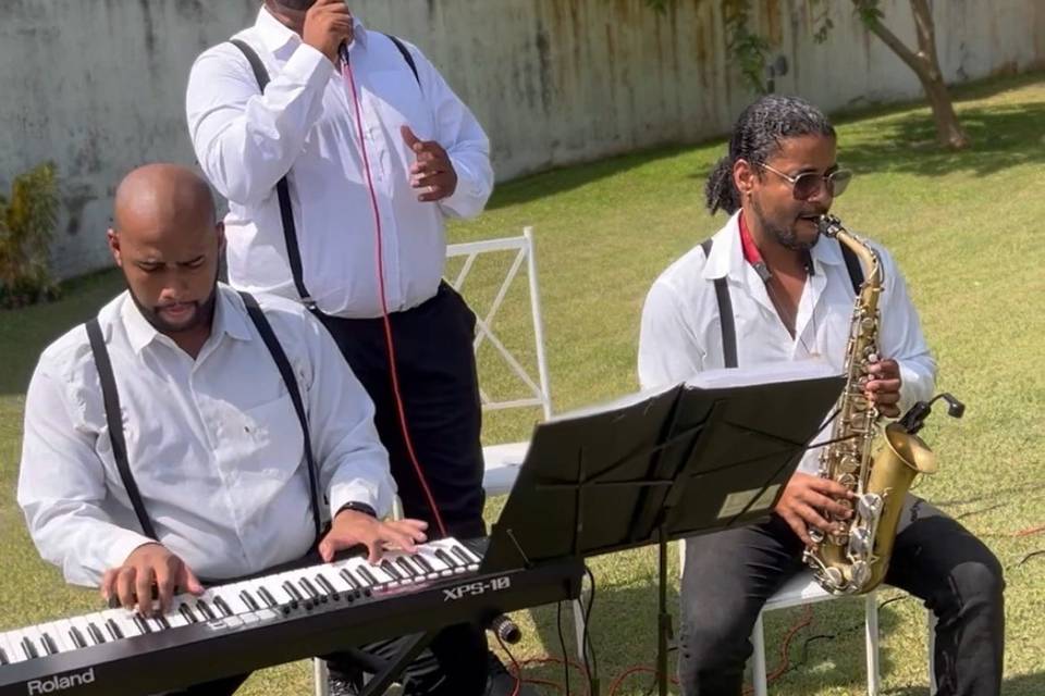 Trio: Sax, teclado e cantor