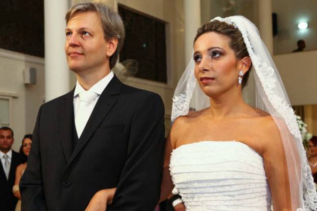 A noiva e o noivo na igreja