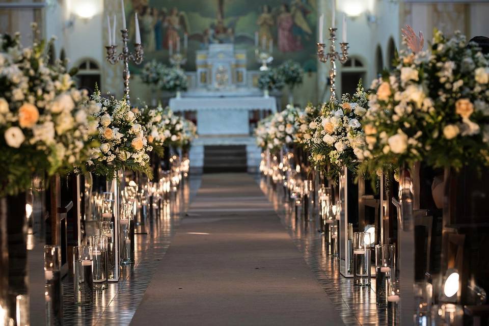 Igreja flores e velas