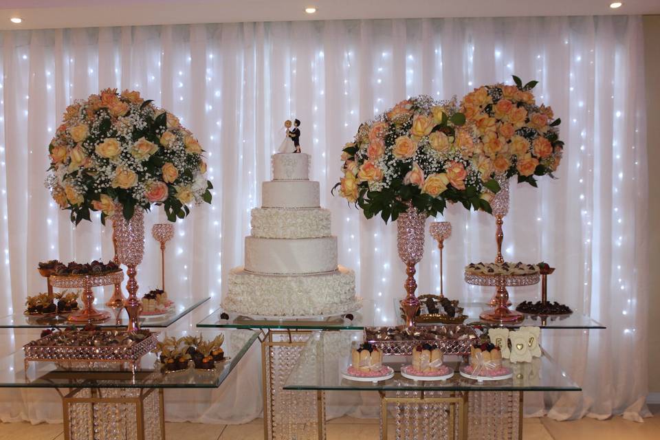 Mesa completa de casamento.