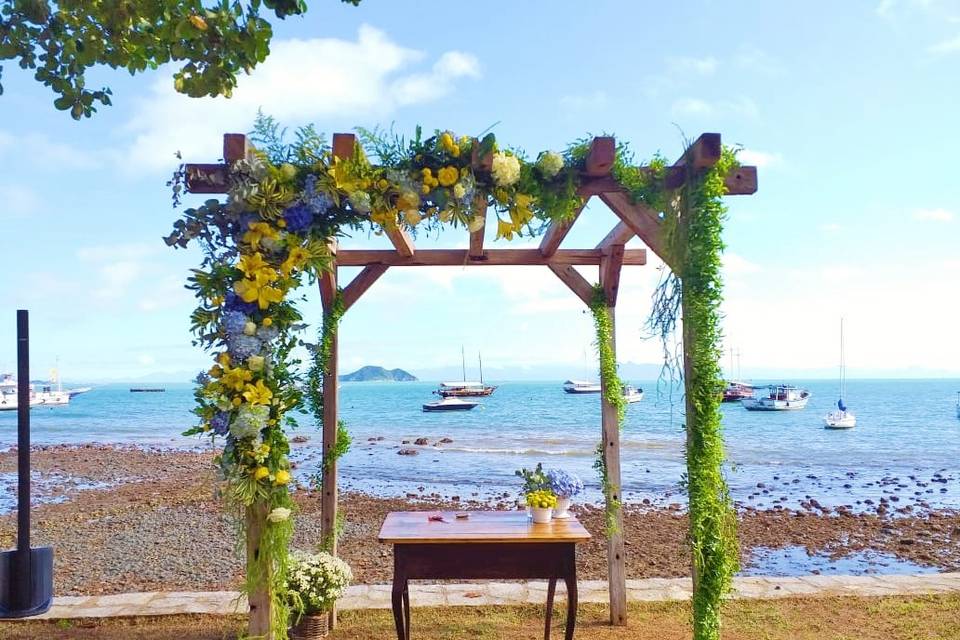 Arco floral na praia armação