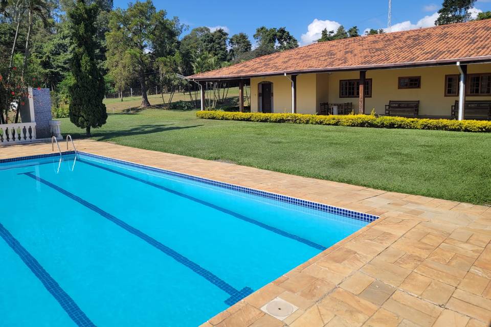 Piscina e área gramada