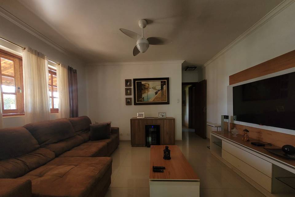 Sala de TV com adega de vinhos