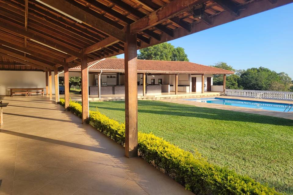 Varanda em frente a piscina