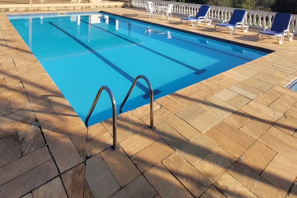 Piscina e banheiros externos