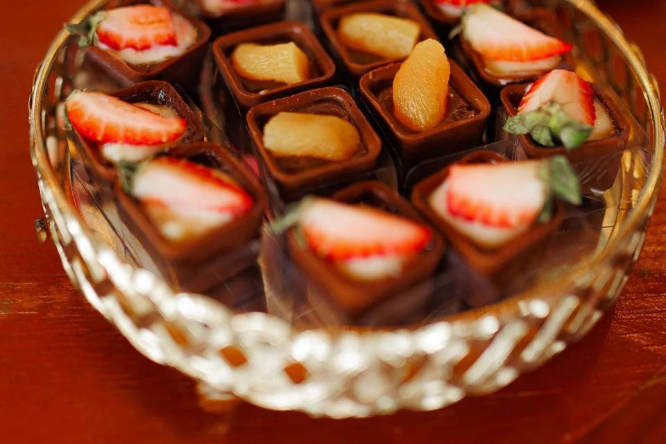 Doces com morango e damasco