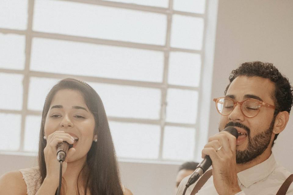 Nati e Alex cantando.