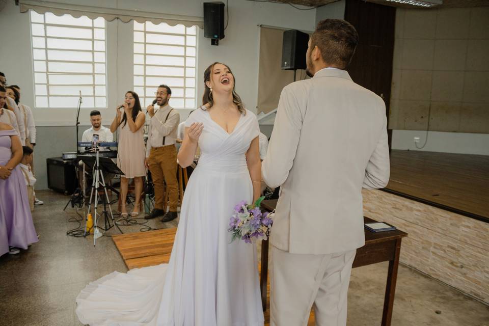 Família Rosa e casal cantando.