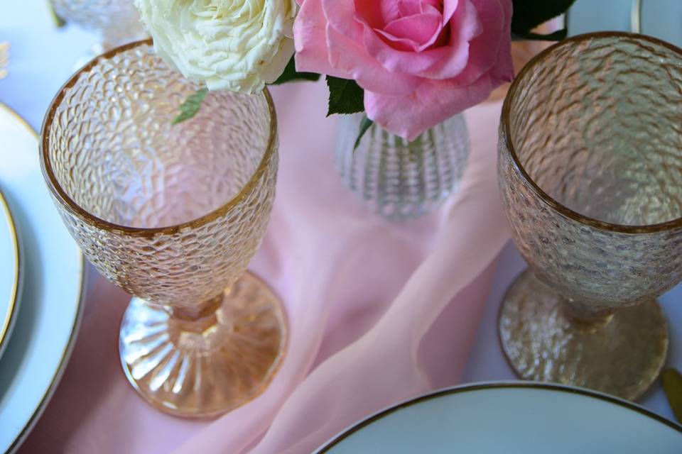 Mesa decorada com flores