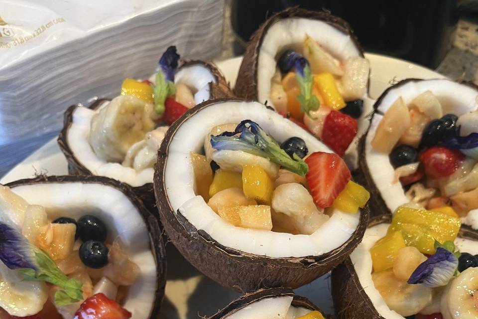 Salada de frutas no coco seco