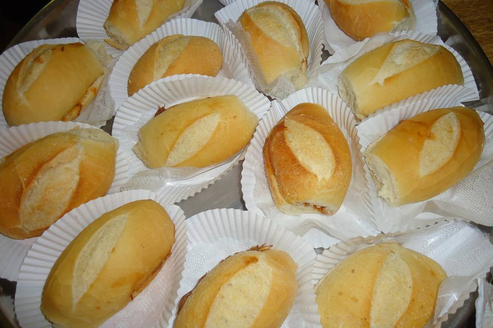 Mini pão com carne desfiada