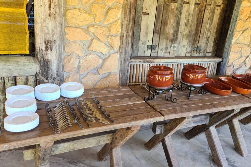 Mesa de comida de buteco