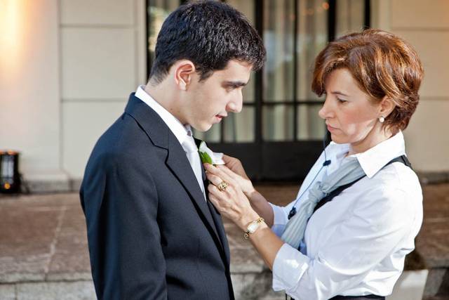 Assessora colocando a lapela