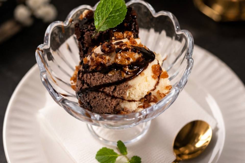 Brownie com sorvete e crocante