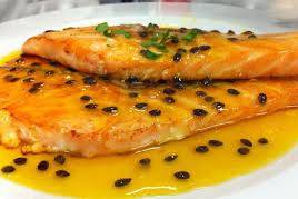 Salmon ao molho de maracujá