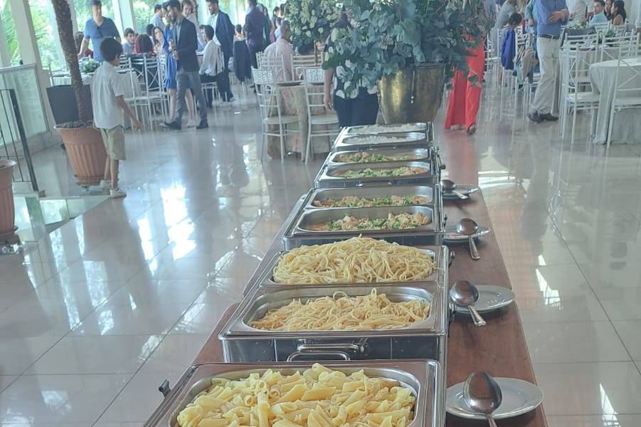 Buffet de massas e strogonoff