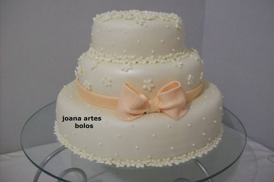 Joana Artes Bolos(Uberaba-MG) 34-33124684: Bolo feminino em chantilly