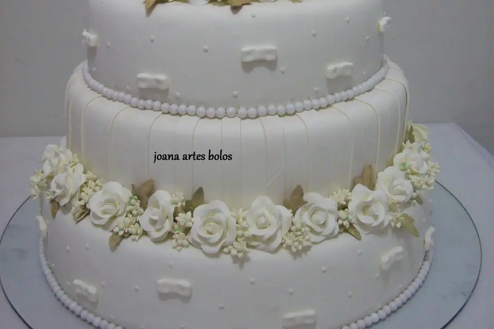 Joana Artes Bolos(Uberaba-MG) 34-33124684: Bolo decorado em chantilly