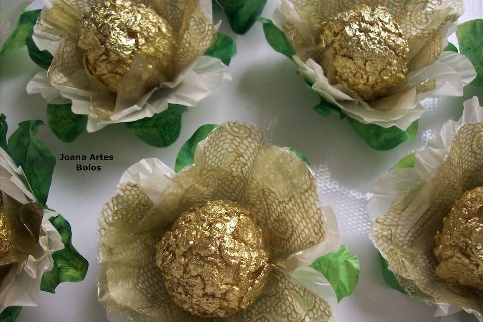 Doce craquelado em dourado