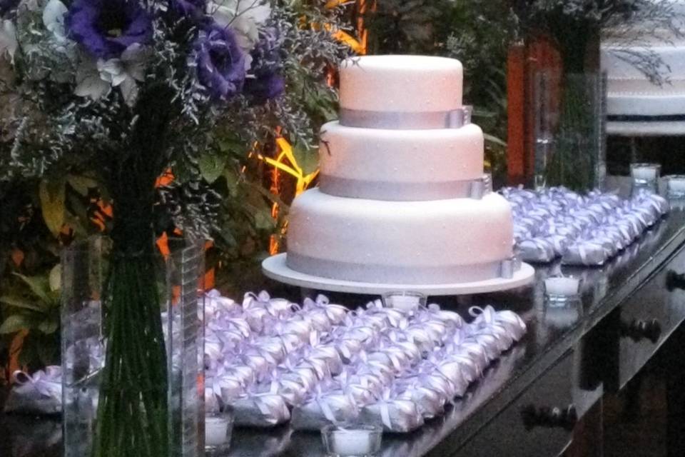 Mesa de bolo e bem casados