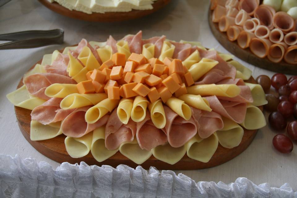 Mesa de frios e queijos