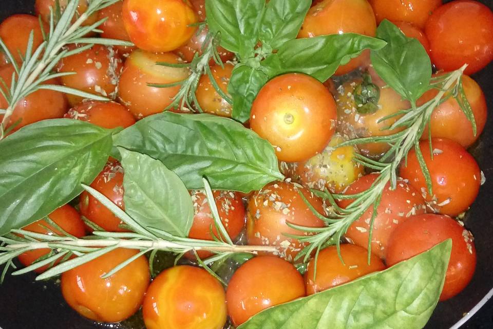 Tomatinhos confit com ervas