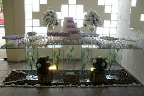 Mesa decorada para bolo e doces