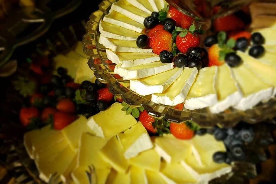 Brie com frutas vermelhas