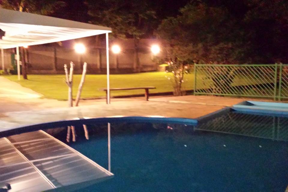 Vista da piscina e gramado