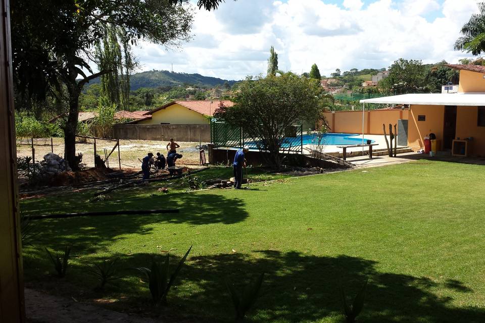 Vista do gramado e piscina