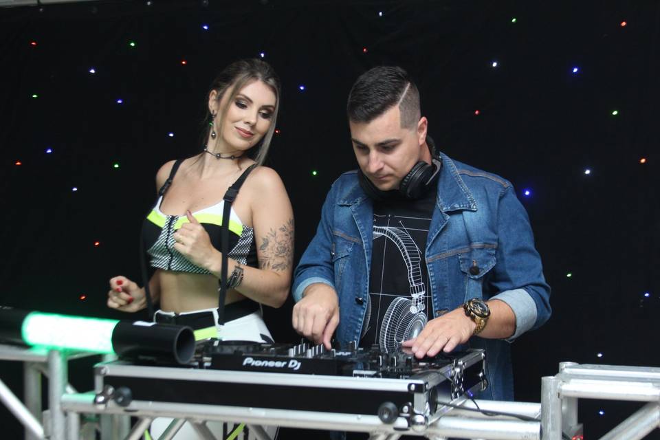 DJs com formação e experiência