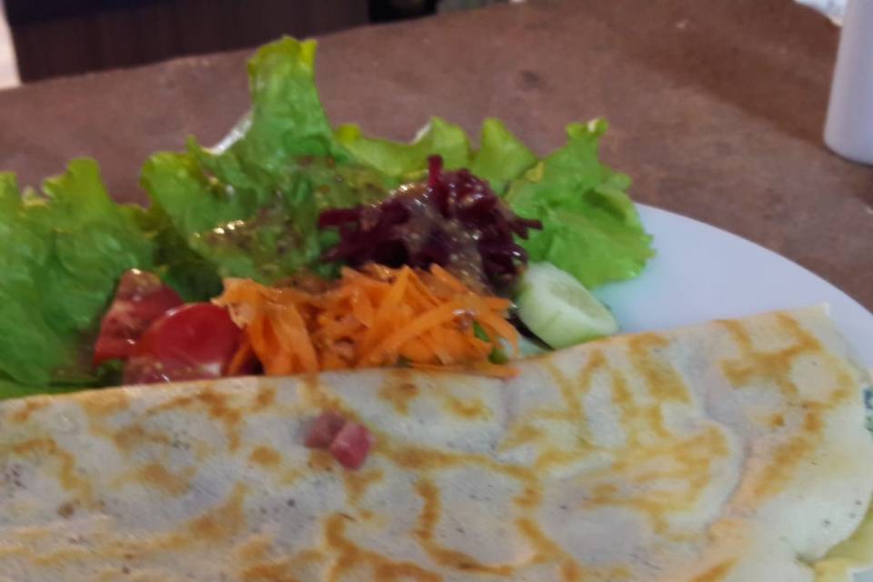 Crepe salgado com salada