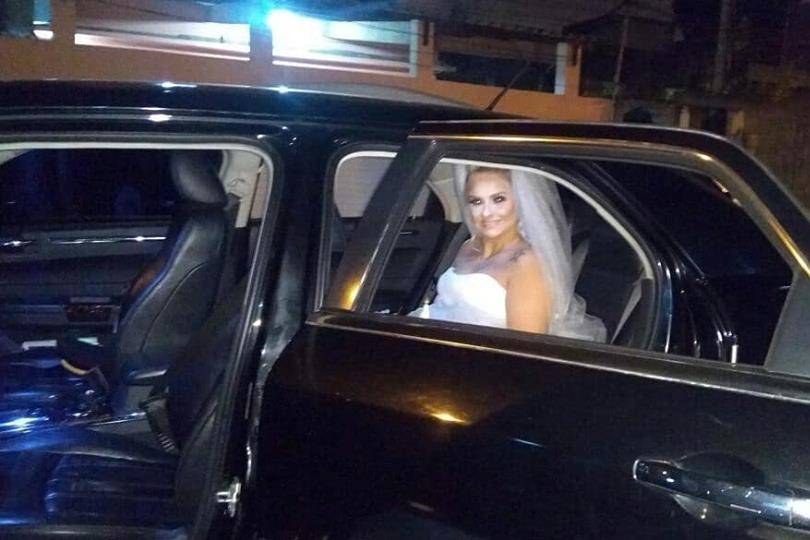 Ela toda chic no chrysler 300c