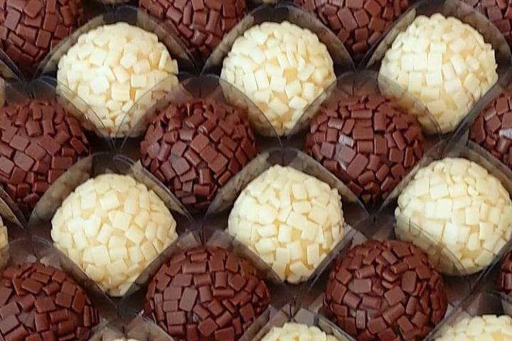 Brigadeiro Gormet ao leite e b