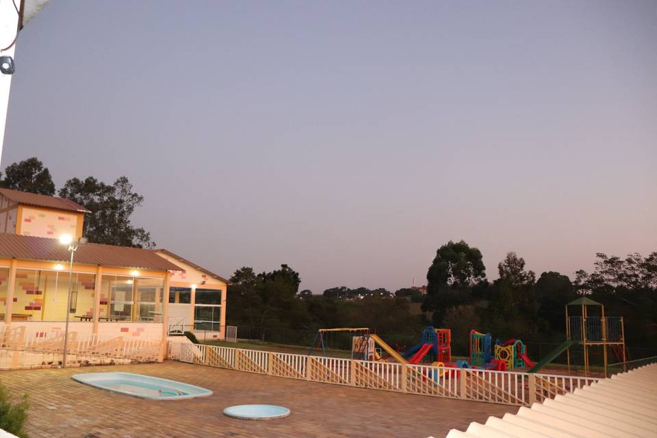 Piscina infantil e playground