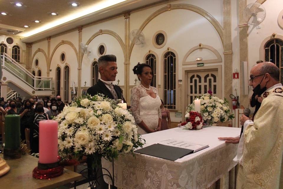 Casal no altar