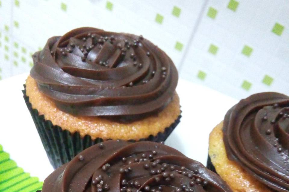 Cupcakes cobertos brigadeiro