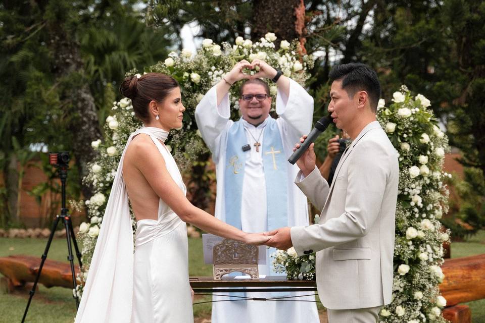 Cerimônia com Padre ao ar livr
