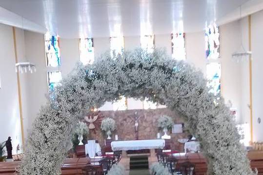 Arco floral para nave na igreja
