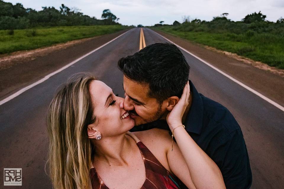 Casal beijando na estrada