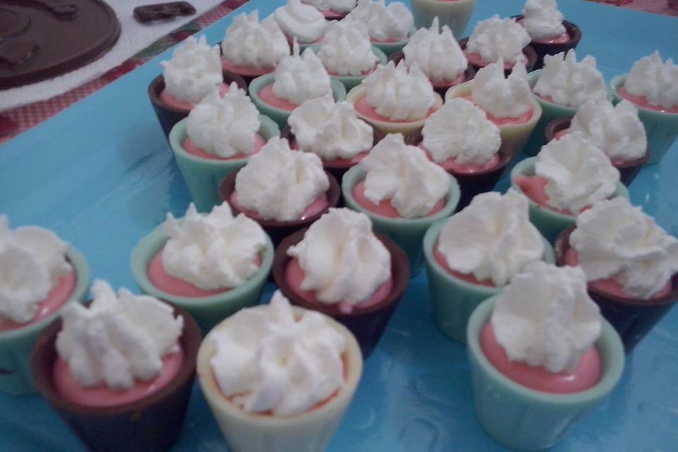 Copinhos de mousse e chantilly