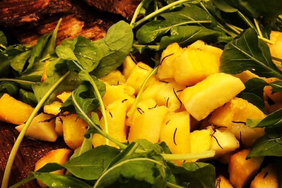 Costela com mandioca e rúcula