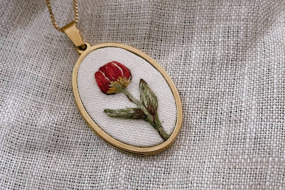 Colar bordado Tulipa