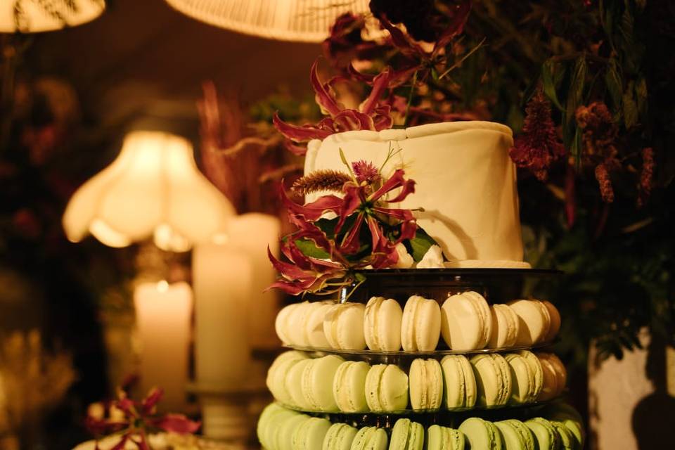 Macarons e bolo.