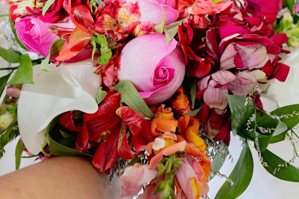 Rosas e alstroemerias
