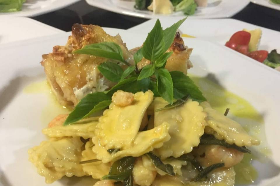 Raviolle com molho de camarão