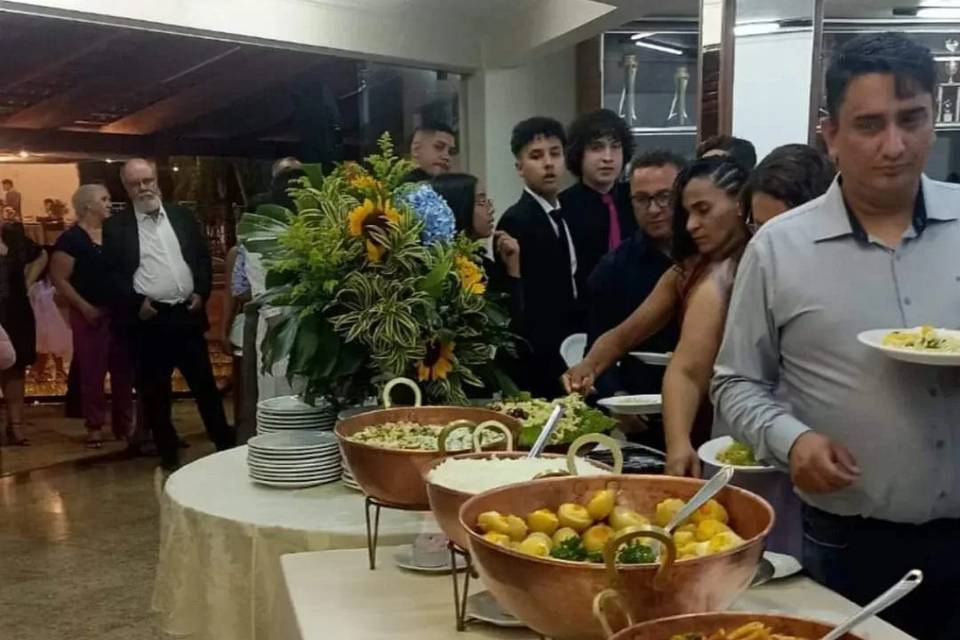 O buffet sendo servido