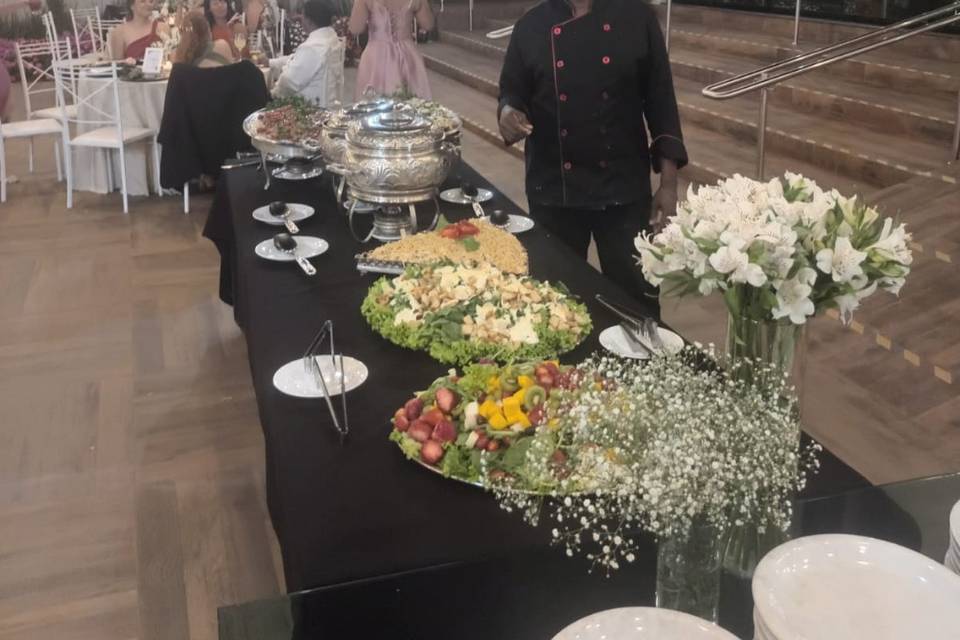 O chefe apresentando o buffet